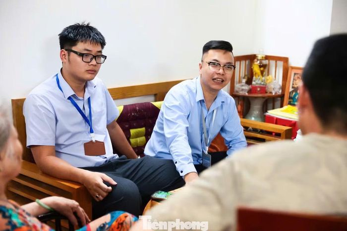 Trong chiến dịch 15 ngày cao điểm xung kích, các tổ công tác của Trung tâm Phục vụ Hành chính công thành phố mỗi ngày hỗ trợ hơn 600 trường hợp tại nơi cư trú. Tính đến ngày 15/7/2026, toàn thành phố đã tiếp nhận và xử lý 86.679 hồ sơ, đạt tỷ lệ hoàn thành 93,8%, trong đó có 9 đơn vị hoàn thành 100% hồ sơ.