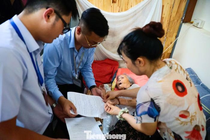 Theo Trung tâm Phục vụ Hành chính công TP Hà Nội, riêng Chi nhánh số 01 đã hỗ trợ hơn 800 trường hợp thực hiện thủ tục hành chính tại nhà kể từ tháng 2/2026. Mỗi chuyến đi không chỉ giải quyết một bộ hồ sơ mà còn góp phần hiện thực hóa mục tiêu xây dựng nền hành chính lấy người dân làm trung tâm.