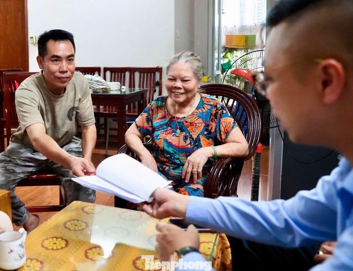 "Cán bộ đến tận nhà đúng giờ, làm việc rất nhiệt tình và hoàn thành thủ tục nhanh chóng, tạo nhiều thuận lợi cho gia đình", bà Đỗ Thị Trọng chia sẻ.