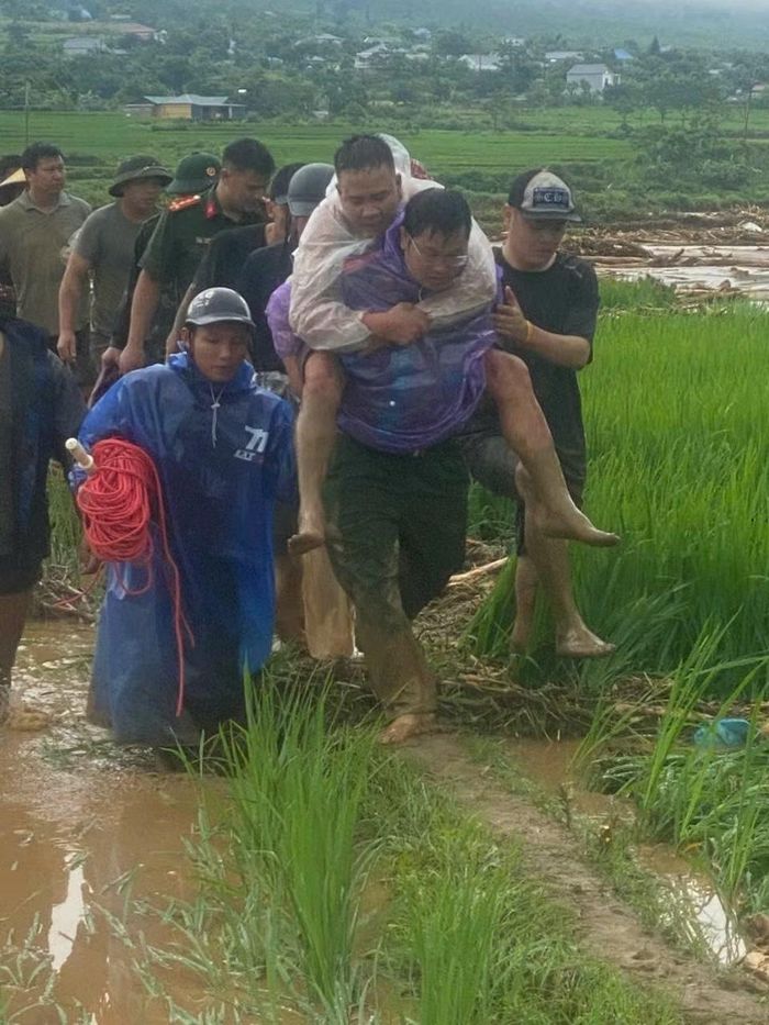 Công an xã Mường Than đã giải cứu thành công hai người dân bị mắc kẹt giữa dòng lũ.