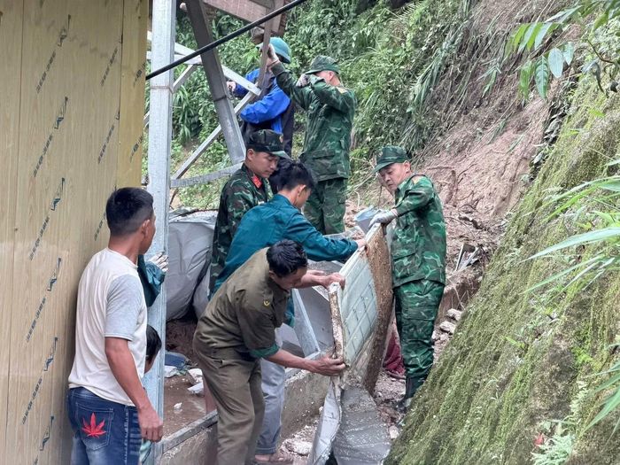 Lực lượng tham gia giúp người dân khắc phục hậu quả mưa lũ.