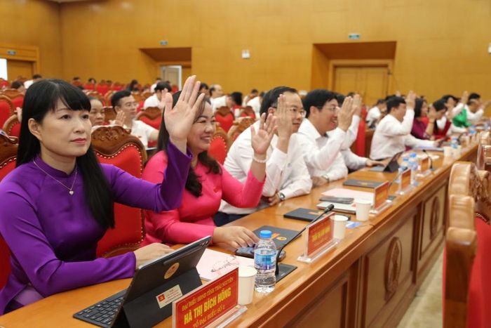 Các đại biểu biểu quyết thông qua Nghị quyết