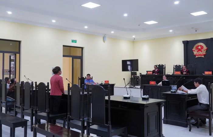 Bị cáo Nhị nghe tòa tuyên án. Ảnh: CTV.
