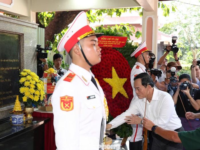 Ủy viên Bộ Chính trị, Bí thư Thành ủy TPHCM Trần Lưu Quang dâng hương các Anh hùng liệt sĩ tại công viên Lê Thị Riêng. (Ảnh: Ngô Tùng)
