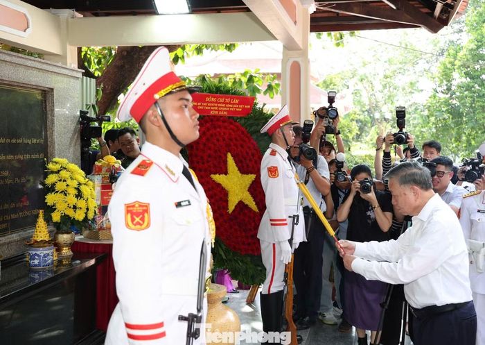 Tổng Bí thư, Chủ tịch nước Tô Lâm dâng hương các Anh hùng liệt sĩ tại công viên Lê Thị Riêng. (Ảnh: Ngô Tùng)