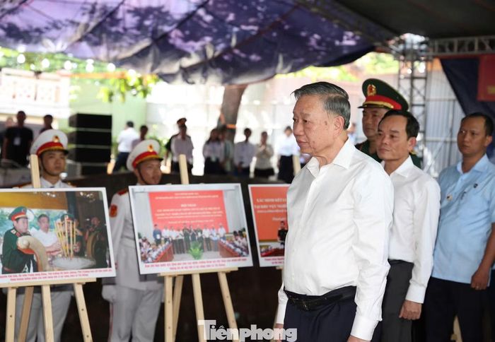 Tổng Bí thư, Chủ tịch nước Tô Lâm cùng đoàn công tác thăm, kiểm tra hiện trường, nghe báo cáo tiến độ công tác tìm kiếm, quy tập hài cốt liệt sĩ tại công viên Lê Thị Riêng. (Ảnh: Ngô Tùng)