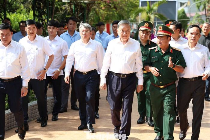 Tổng Bí thư, Chủ tịch nước Tô Lâm cùng đoàn công tác Trung ương đến dâng hoa, dâng hương và thăm, kiểm tra lực lượng đang làm nhiệm vụ tìm kiếm, quy tập hài cốt liệt sĩ tại Công viên Lê Thị Riêng (phường Hòa Hưng, TPHCM). (Ảnh: Ngô Tùng)