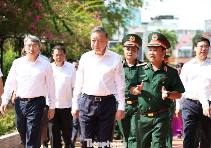 Trung tướng Trần Vinh Ngọc - Chính ủy Quân khu 7, báo cáo Tổng Bí thư, Chủ tịch nước Tô Lâm về tình hình tìm kiếm, quy tập và xác định danh tính hài cốt liệt sĩ tại công viên Lê Thị Riêng. (Ảnh: Ngô Tùng)