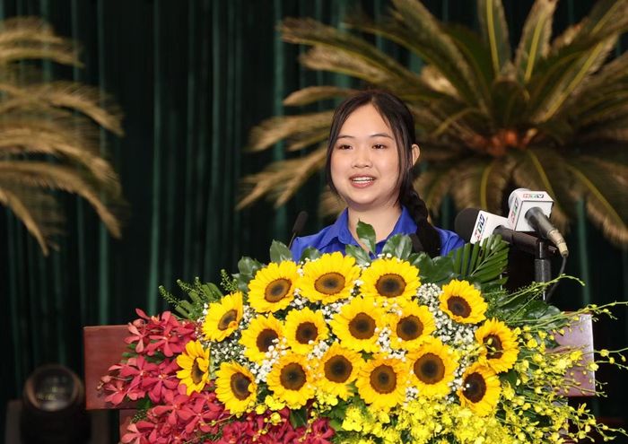 Phó Bí thư Đoàn Trường THPT Phú Nhuận Huỳnh Anh Thư phát biểu tri ân các thế hệ lão thành cách mạng.