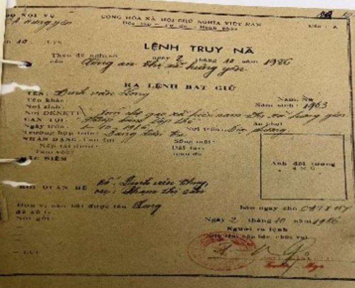 Lệnh truy nã số 10 ngày 02/10/1986 đối với Đinh Văn Long của Công an thị xã Hưng Yên. Ảnh: CACC.