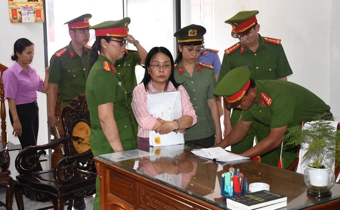 Công an khám xét nơi ở của Cao Thị Ngọc Mai. Ảnh: CAVL