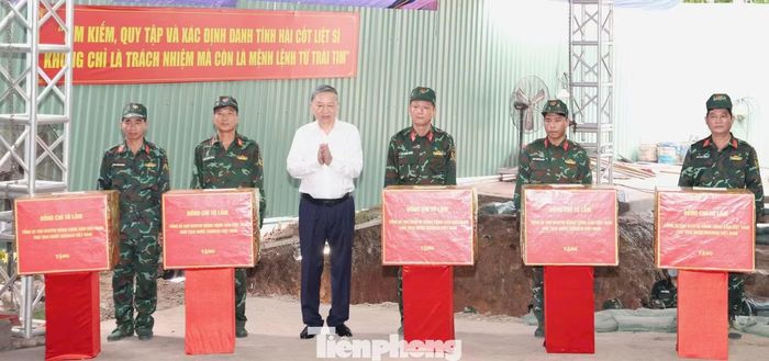 Tổng Bí thư, Chủ tịch nước Tô Lâm tặng quà động viên lực lượng tìm kiếm, quy tập hài cốt liệt sĩ tại Công viên Lê Thị Riêng