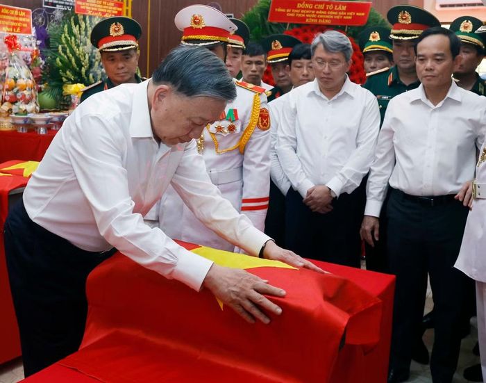 Tổng Bí thư, Chủ tịch nước Tô Lâm thực hiện nghi thức tại Nhà quàn hài cốt các liệt sĩ. Ảnh: TTXVN