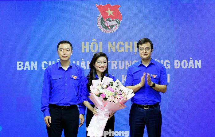 Anh Bùi Quang Huy tặng hoa chúc mừng chị Hồ Hồng Nguyên và anh Hoàng Thái Nam. Ảnh: Xuân Tùng