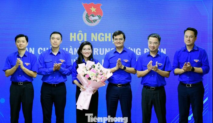 Ban Bí thư T.Ư Đoàn chúc mừng Hội đồng Đội T.Ư khóa X. Ảnh: Xuân Tùng
