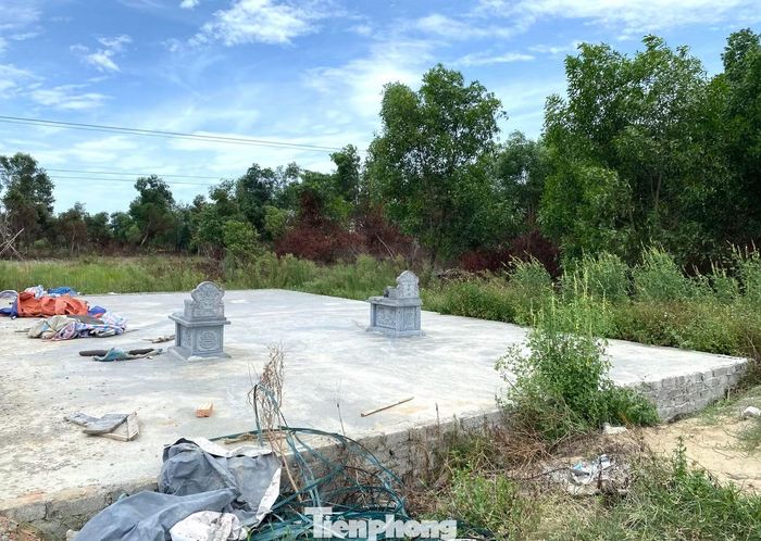 Khu lăng mộ vừa được đổ bê tông kiên cố, bên trên có 2 ngôi mộ được ốp đá.