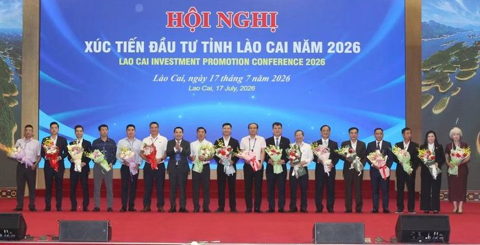 Các nhà tài trợ trao bảng tượng trưng tại Hội nghị xúc tiến đầu tư tỉnh Lào Cai.