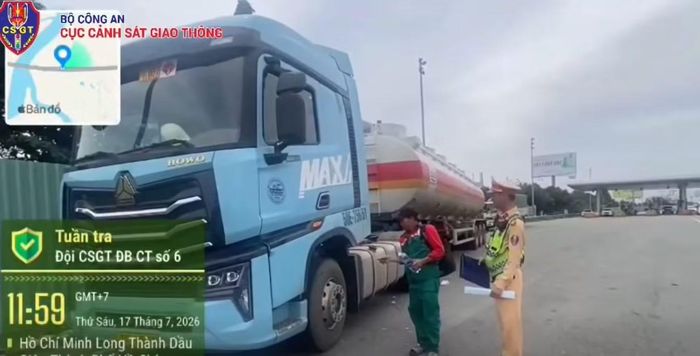 Tài xế và xe bồn bị CSGT kiểm tra, phát hiện vi phạm.
