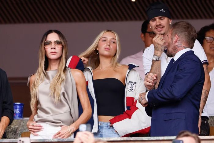 Daily Mail nhận xét sự điềm tĩnh của Harper gợi nhớ Victoria Beckham thời trẻ, từ biểu cảm khuôn mặt đến cách tạo dáng trước ống kính.