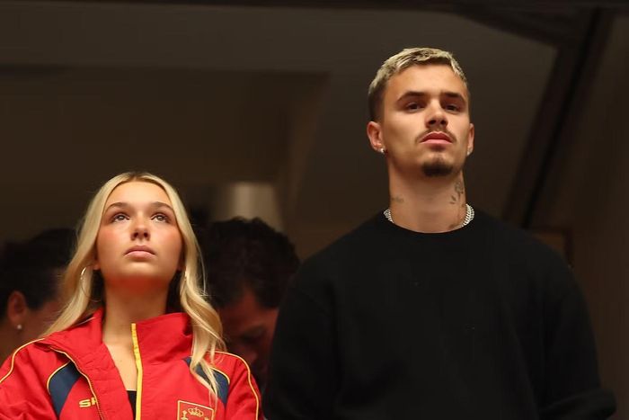 Khoảnh khắc anh em nhà Beckham chăm chú theo dõi những phút quyết định của trận đấu.