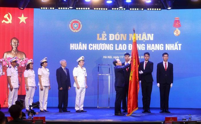 Cục Quản lý Thi hành án dân sự được tặng thưởng Huân chương Lao động hạng Nhất.