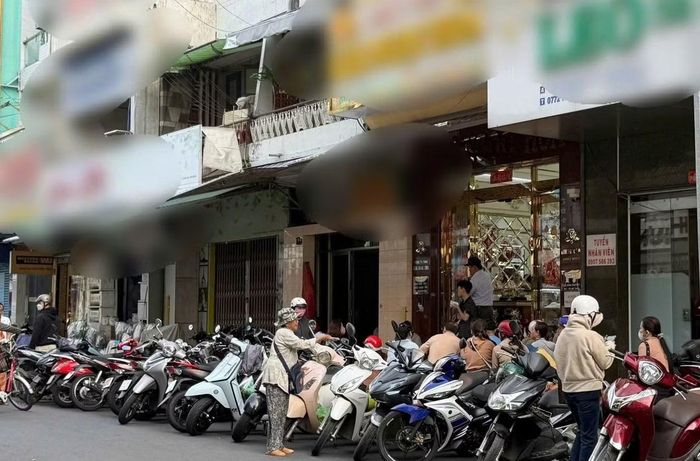 Sau khi tiệm vàng Hồng Phúc đóng cửa, khách tìm đến các tiệm vàng ở phường Mỹ Tho đông, phải ngồi vỉa hè chờ tới lượt vào sáng 17/7.