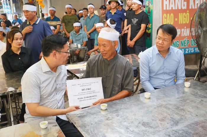 Lãnh đạo tỉnh Thái Nguyên trao hỗ trợ các gia đình nạn nhân.