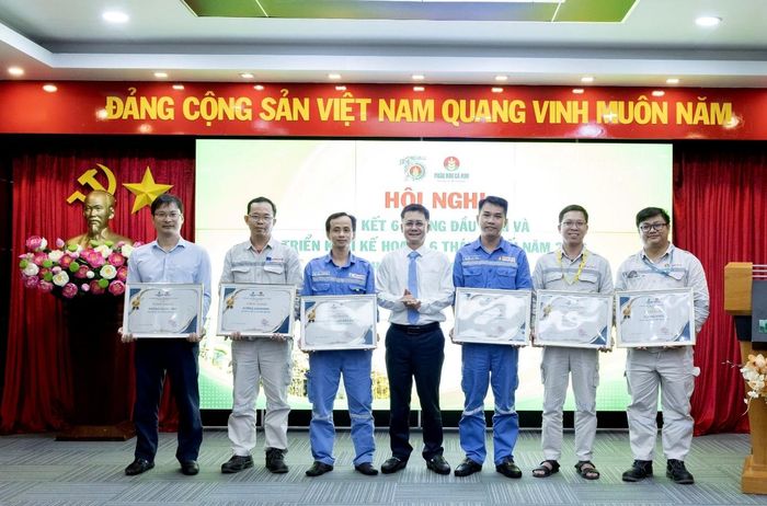  Các tập thể, cá nhân có thành tích xuất sắc trong 6 tháng đầu năm 2026 được vinh danh, khen thưởng tại Hội nghị. 