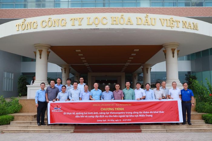 Đoàn công tác Đảng ủy Vietsovpetro tham quan, tìm hiểu hoạt động sản xuất tại NMLD Dung Quất.