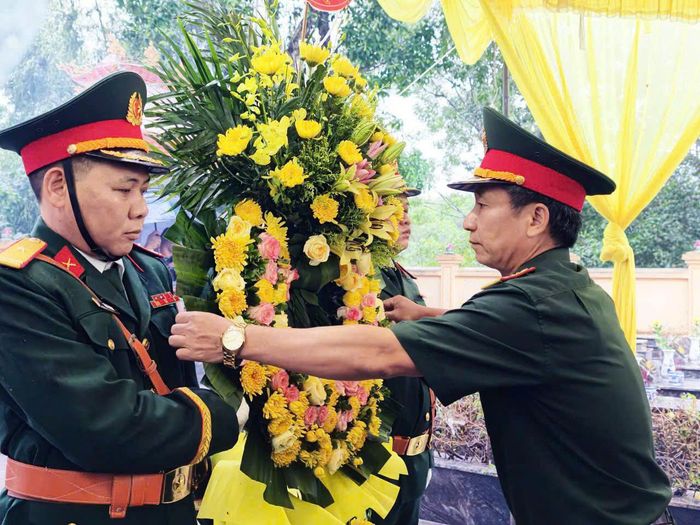 Các đại biểu dâng hương, dâng hoa tại Nghĩa trang liệt sĩ xã Vô Tranh, tỉnh Thái Nguyên.