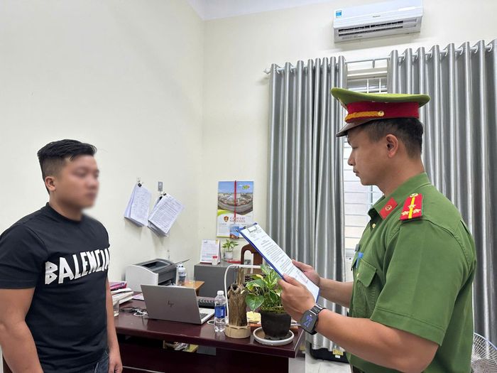 Cơ quan Cảnh sát điều tra Công an TP Đà Nẵng tống đạt quyết định khởi tố bị can trong vụ án cưỡng đoạt tài sản. (Ảnh CA)