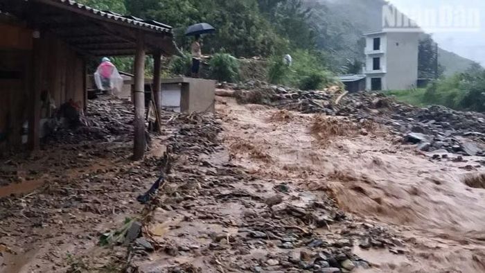 Tại xã Ngọc Chiến, có 8 nhà tại các bản Lọng Cang, Kẻ và Đông Xuông bị sạt ta-luy dương và âm phải di chuyển khẩn cấp.