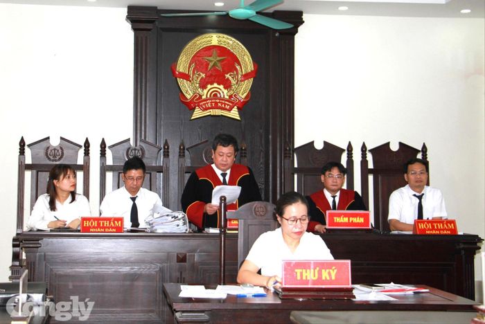 Hội đồng xét xử gồm 5 người, do Thẩm phán Phạm Văn Khôi làm Chủ tọa phiên tòa.