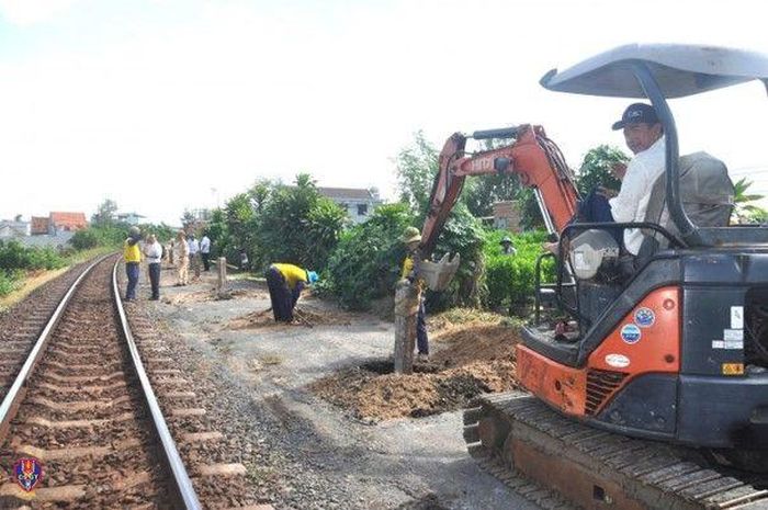 Rào đóng các lối đi tự mở nguy hiểm trên tuyến đường sắt Bắc - Nam.