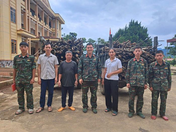 Người dân biên cương ủng hộ củi cho cán bộ chiến sĩ nấu ăn tại công trường xây dựng.