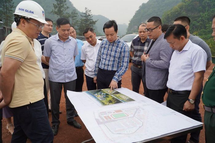 Chủ tịch UBND tỉnh Lê Hải Hòa kiểm tra bản thiết kế dự án thi công xây dựng công trình trường phổ thông nội trú liên cấp tại xã Tổng Cọt.
