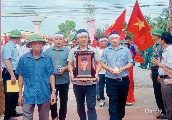 Gia đình, dòng họ và chính quyền địa phương an táng hài cốt liệt sĩ Hoàng Minh Chính tại Nghĩa trang Liệt sĩ Diễn Mỹ.