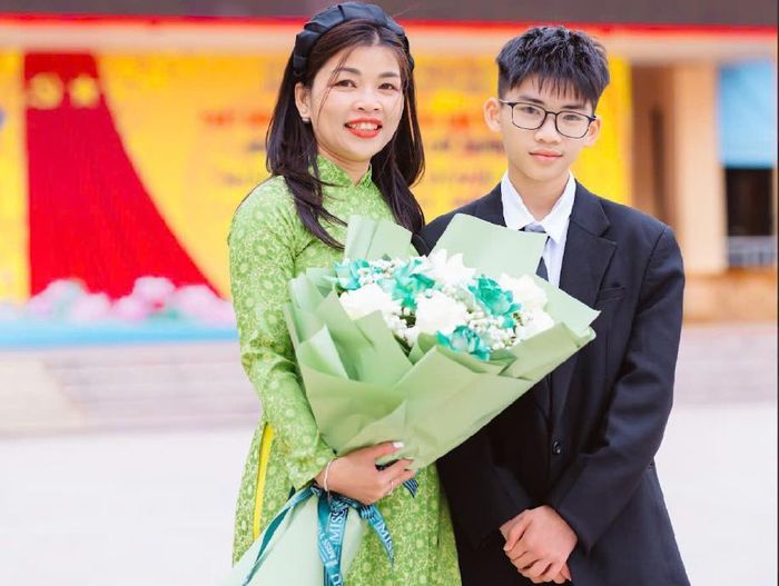 Ngày bà Hương phát hiện ung thư, con trai chỉ vài tháng tuổi, giờ cậu bé đã trở thành nam sinh lớp 10. Ảnh: NVCC.