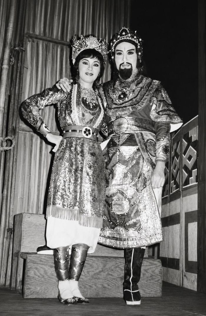 Xuân Lan vai Hiệu úy Kỳ Hoa và Chí Tiên vai Lê Hoàn trong vở "Thái hậu Dương Vân Nga" năm 1980. Chí Tiên là em út của nghệ sĩ Thanh Nga và Bảo Quốc.