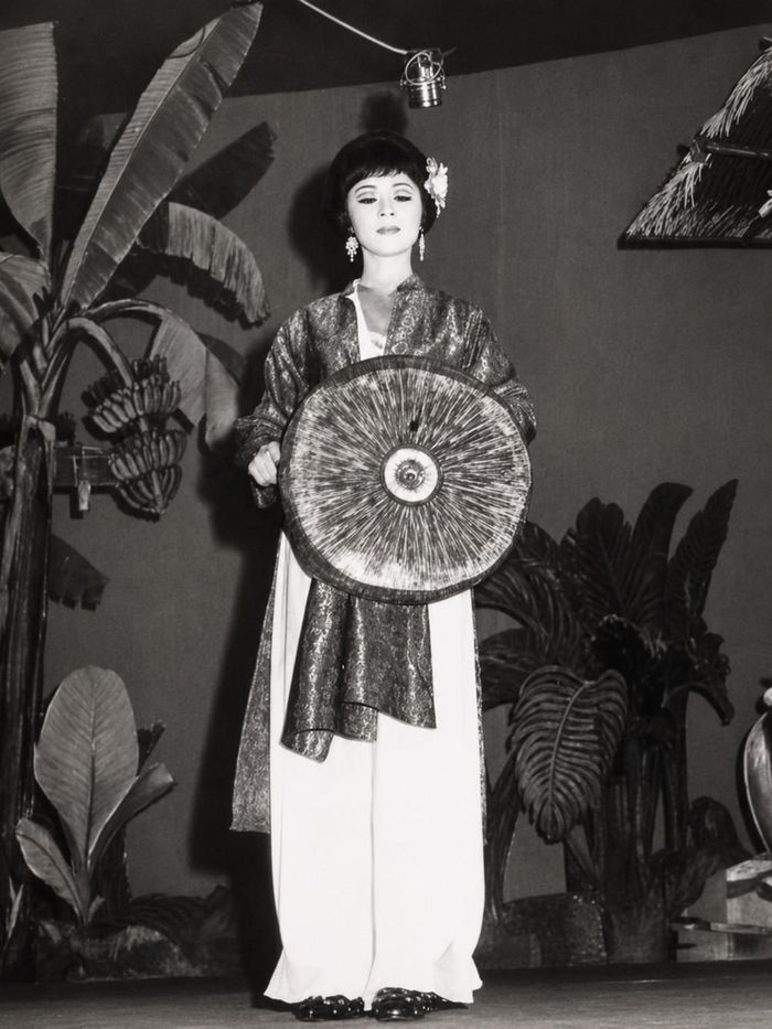 Xuân Lan hóa thân vào vai Quỳnh Nga trong "Bên cầu dệt lụa", lúc này vai Công chúa Bích Vân do Kiều Mai Lý đóng.