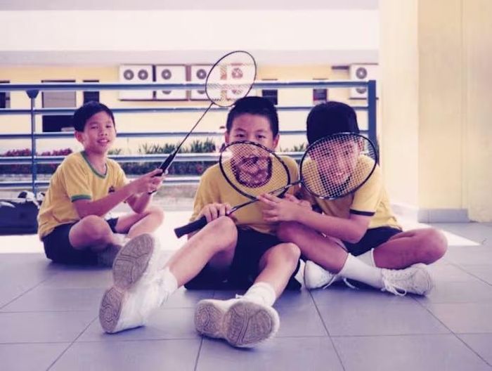 Joel Tan (ngồi giữa) chụp ảnh cùng bạn vào năm 1999 tại trường tiểu học ở Singapore. Ảnh: CNA