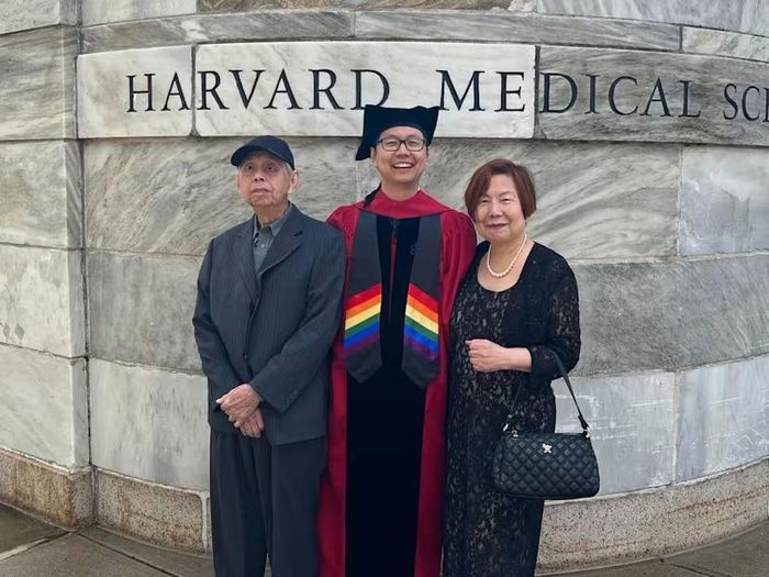 Tiến sĩ Joel Tan và cha mẹ tại Trường Y Harvard (Mỹ). Ảnh: CNA