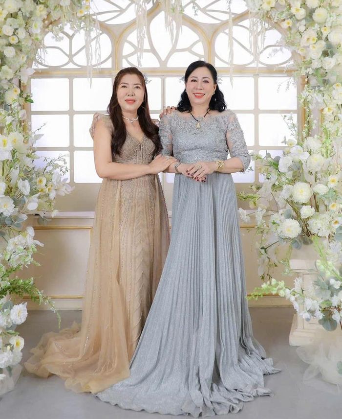 Mẹ đẻ và mẹ chồng Yến Ngọc (từ phải sang) đã có 5 năm sống chung nhà