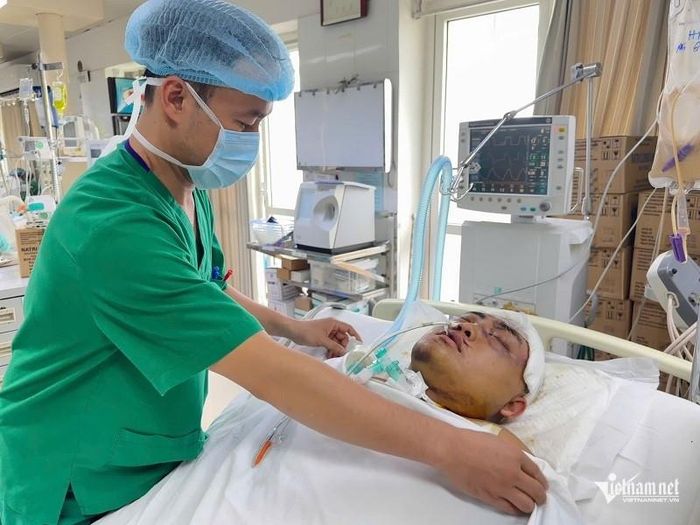 Trên đường vào viện chăm mẹ, Hiếu bị tai nạn đa chấn thương nặng