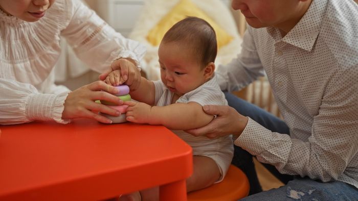 Người lớn thường xuyên tiếp xúc với trẻ nhũ nhi có thể là nguồn lây chính, khiến trẻ dễ mắc bệnh nặng do hệ miễn dịch chưa hoàn thiện. Ảnh minh họa: Shutterstock