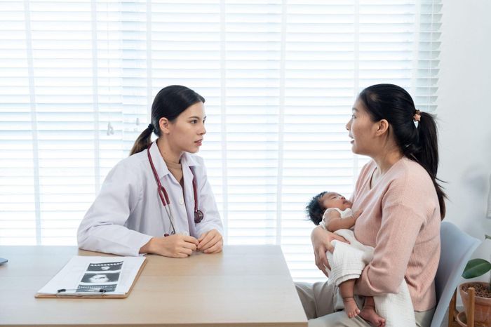 Phụ huynh hãy hỏi ý kiến bác sĩ về giải pháp tiêm phòng bảo vệ bé khỏi RSV. Ảnh minh họa: Shutterstock