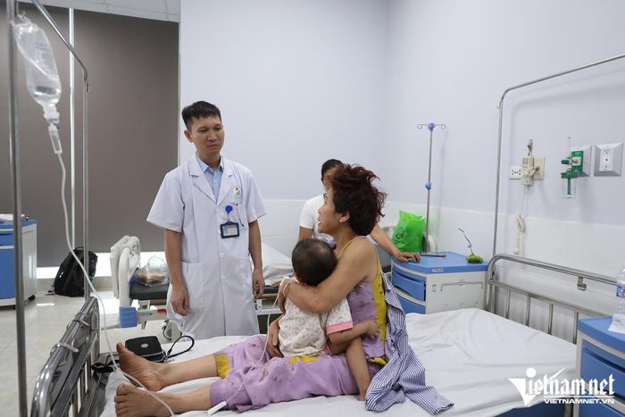 Bác sĩ thăm khám cho bà Nguyễn Thị Thịnh. Ảnh: Đình Hiếu