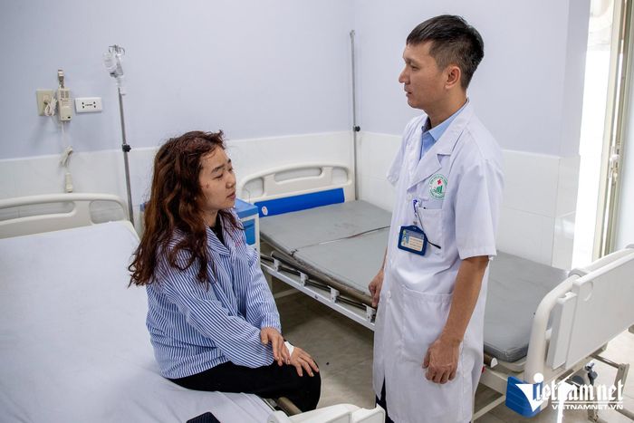 Bác sĩ thăm khám cho chị Ngô Thị Phúc. Ảnh: Đình Hiếu