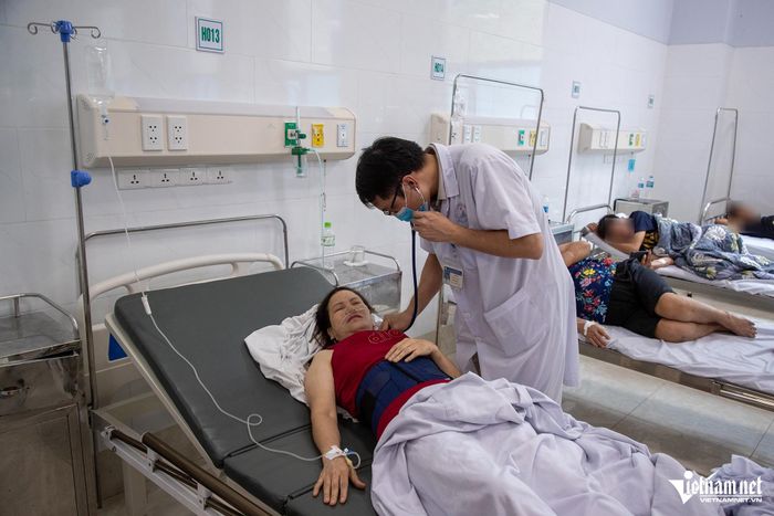 Bác sĩ thăm khám cho bệnh nhân tại khoa cấp cứu. Ảnh: Đình Hiếu