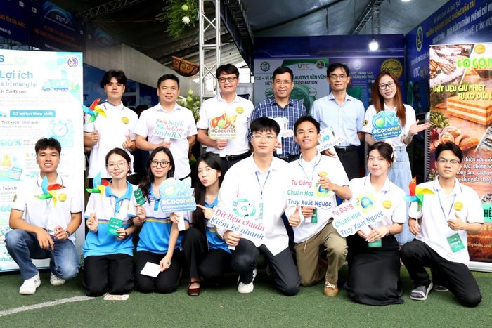 Sinh viên và giảng viên Trường ĐH Giao thông vận tải.